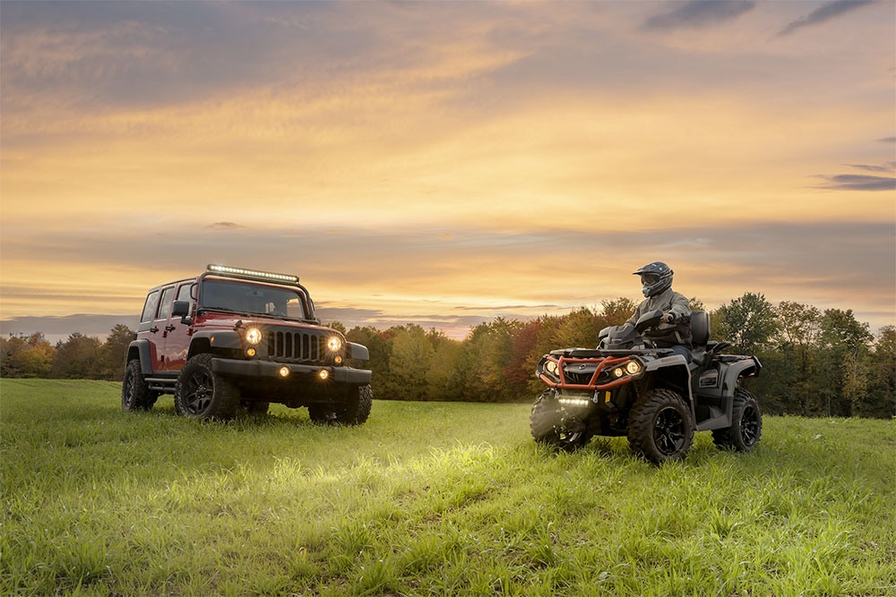 Jeep et véhicule tout-terrain dans un champ