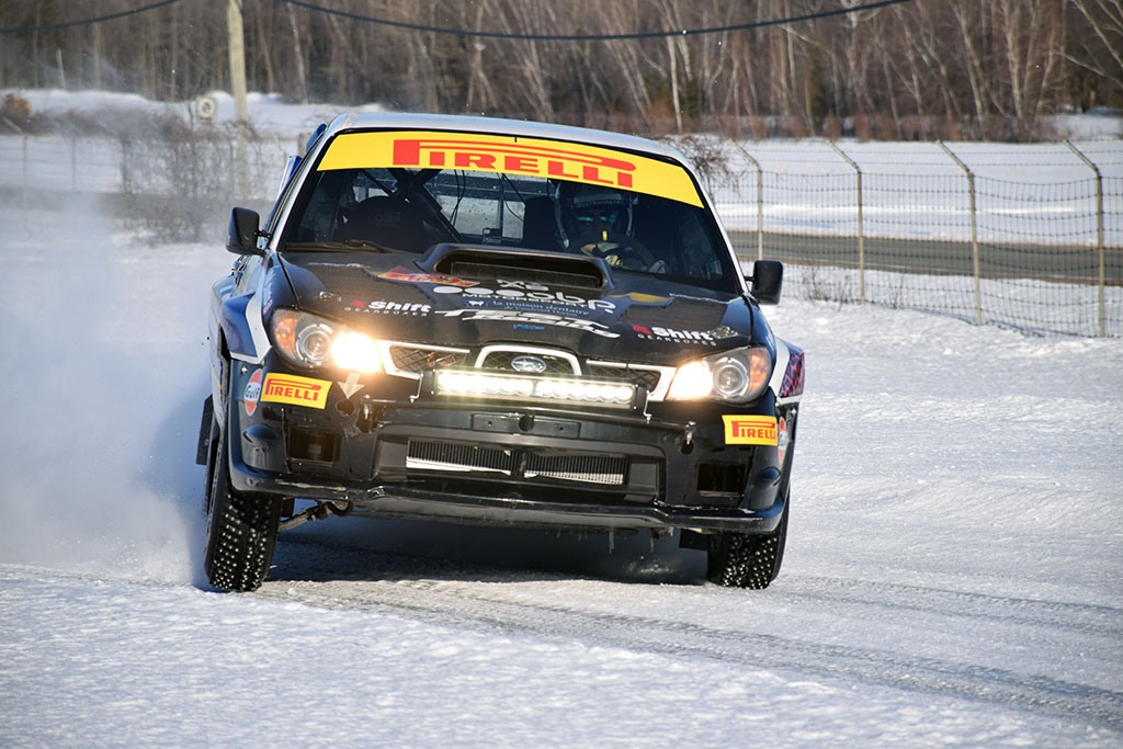 Voiture de rallye sur piste enneigée